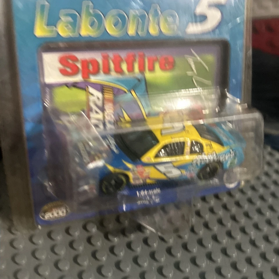 NASCAR Terry Labonte 1999 Fox Kids Racers/Spitfire 1:64 Action Diecast Sealed Foto 2 de 3