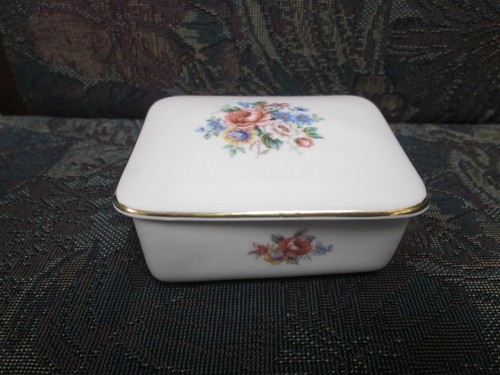 HOLLOHAZA HÚNGARA Porcelana 1854 Caja de baratijas Floral Rojo Estampilla trasera - Imagen 2 de 3