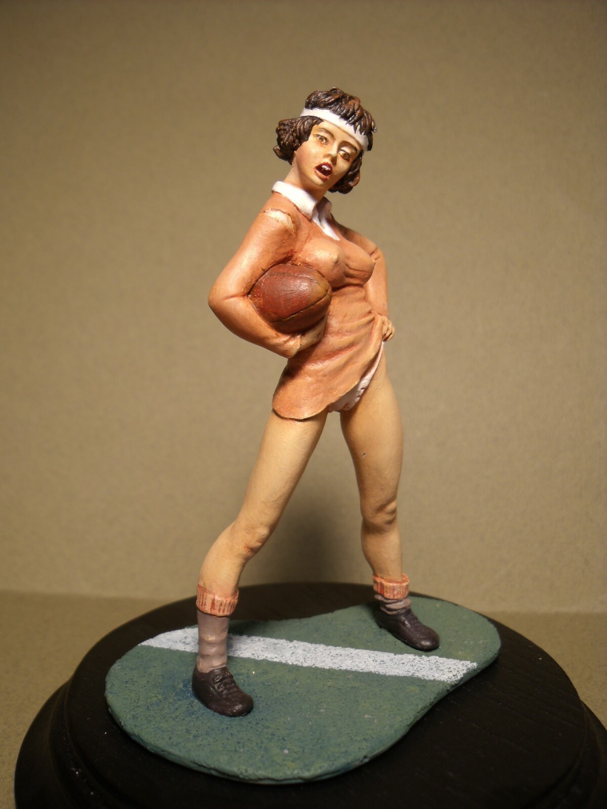 Figurine Erika 1/18 en résine brute à peindre pour diorama automobile