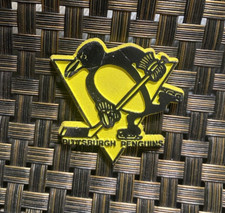 VINTAGE NHL HOCKEY PITTSBURGH PENGUINS TEAM LOGO COLLECTIBLE RUBBER MAGNET  