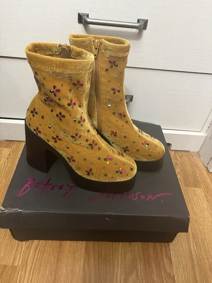 Botas de plataforma Betsey Johnson Harriet de terciopelo amarillo floral con joyas 7,5 Foto 2 de 4