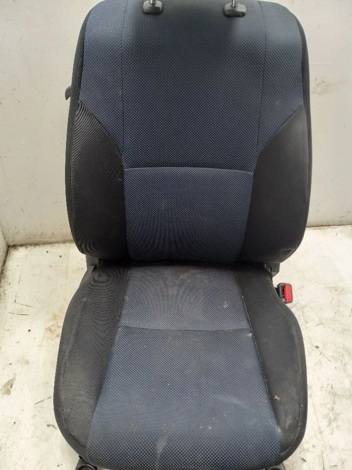 06-07 SCION TC PASSENGER 侧前蓝色/黑色衣服桶座 — 第 4/4 张图片