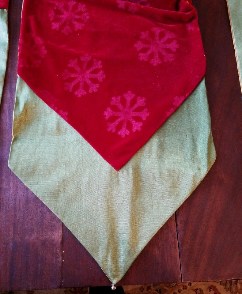 Christmas Table Runner With 8 Placemats Burgundy Green Reverse To Gold - Image 2 of 4