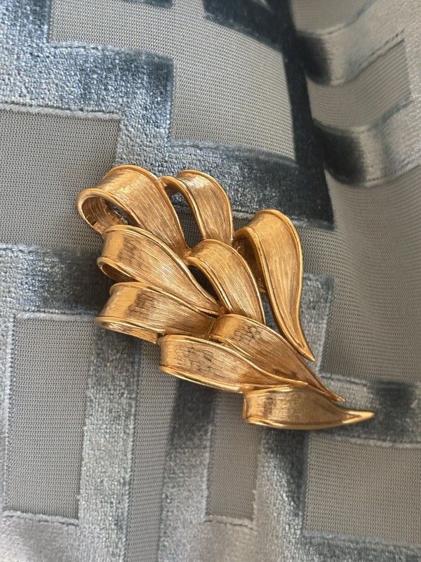 Oscar De La Renta Signed Stunning Vintage Gold Ribbon Brooch 