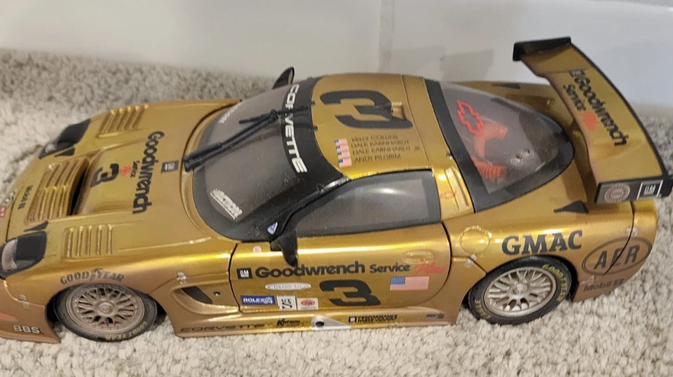 CORVETTE C5-R “Dale Earnhardt” 2001 escala 1/18 ACTION (VERSIÓN RACED GOLD) Foto 2 de 4