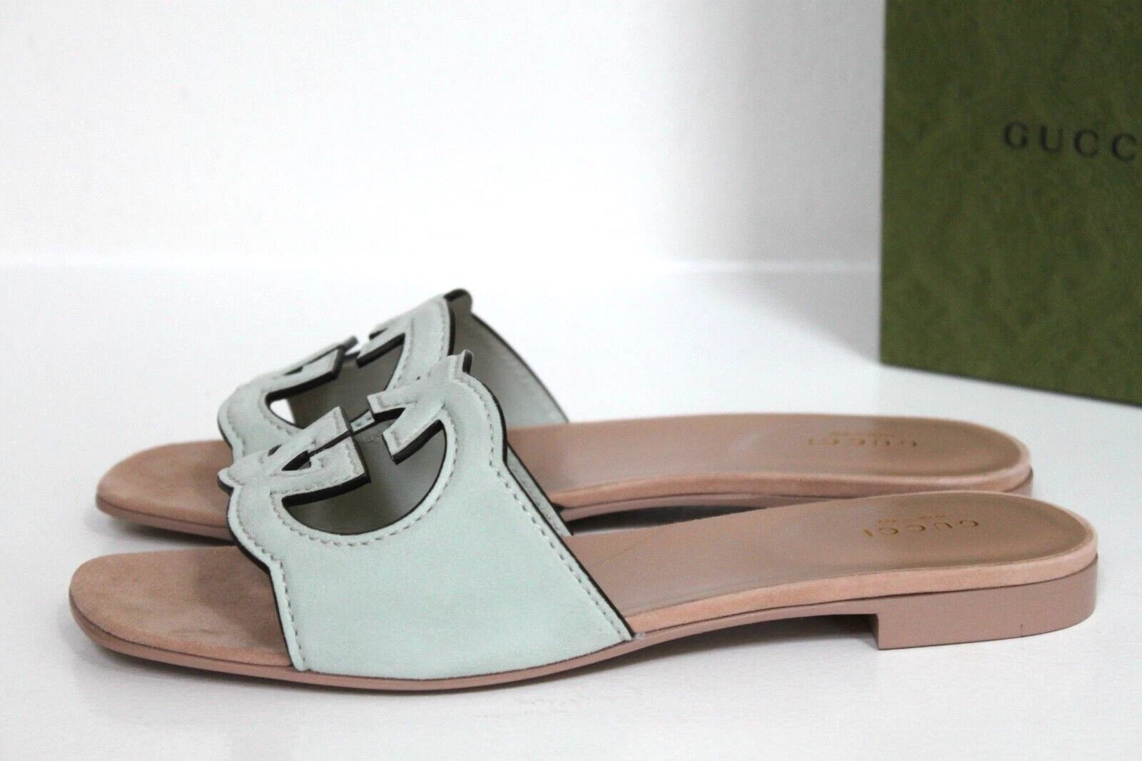 sandales plates Gucci pointure 6,5 / 36,5 emboîtées G daim découpe logo GG slide
