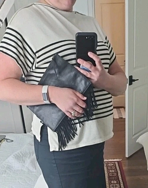 Clutch de couro preto camurça com franja Madewell - Imagem 2 de 4