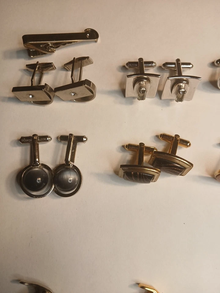 Lote de 29 abotoaduras e clipes de gravata. 4 conjuntos de punhos/clipes de gravata. 8 clipes de gravata, 3 solitários - Imagem 2 de 4