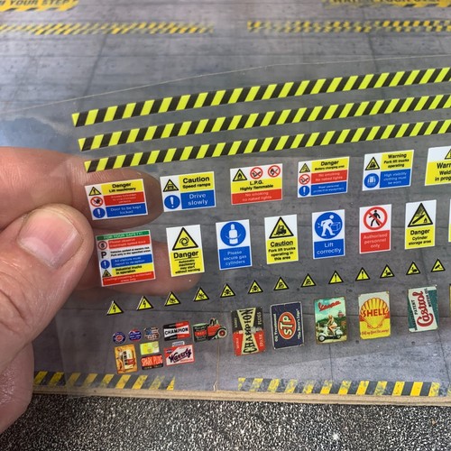 Garage Diorama Aufkleber Set Maßstab 1:43 - 103 Decals Schilder Poster für Werkstatt