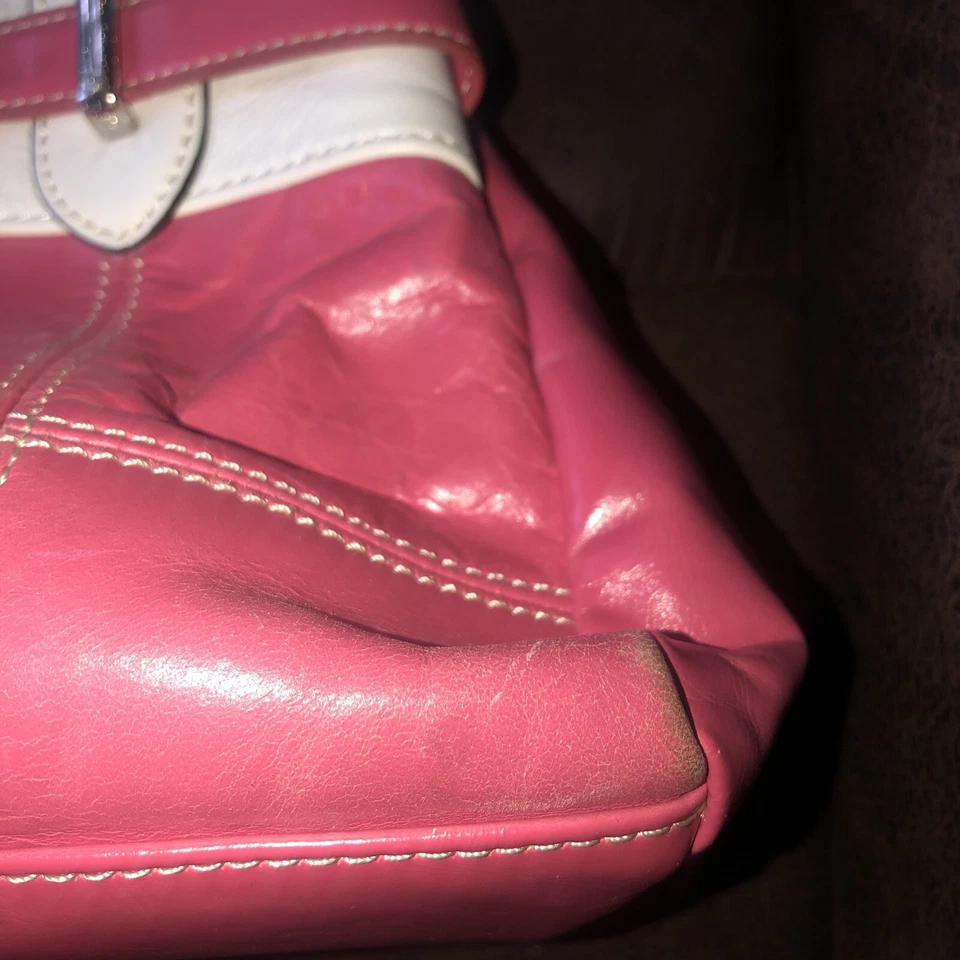 Linda bolsa de mão de couro rosa detalhes brancos alça dupla BarbieCore Vibe - Imagem 4 de 4