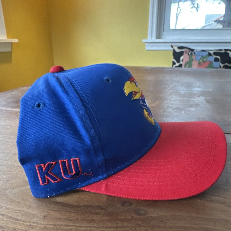 De colección Años 90 Kansas Jayhawks Espalda Script Snapback Sombrero Deportes Especialidades Foto 2 de 4