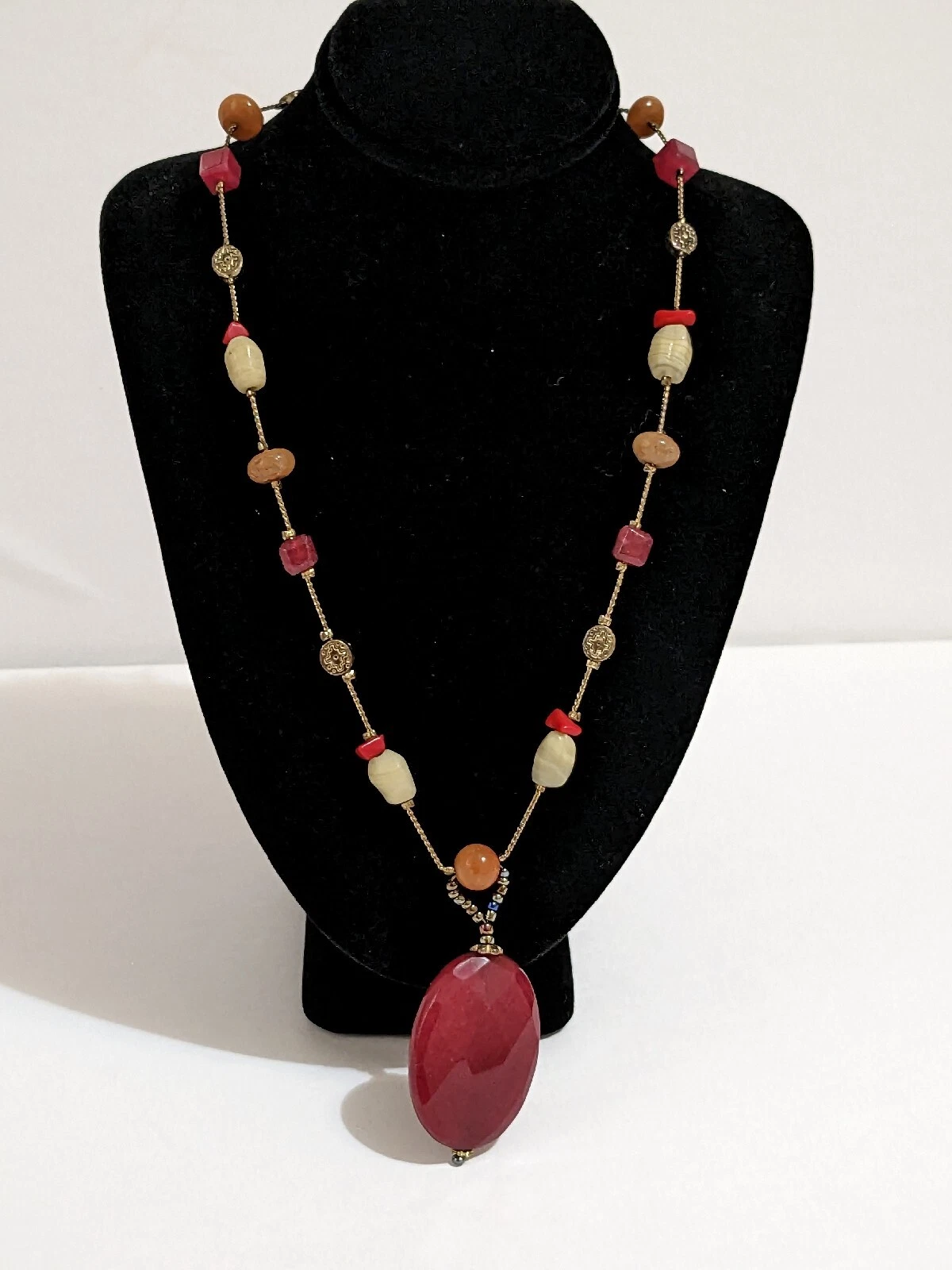 VETEMENTS Collana con pietre preziose Lia Sophia. Pietre di quarzo multicolore su catena tono ottone. 16"