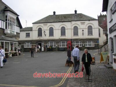 FOTO HAUPTPLATZ UND RATHAUS HAWKSHEAD HAWKSHEAD RATHAUS IST GERADEAUS