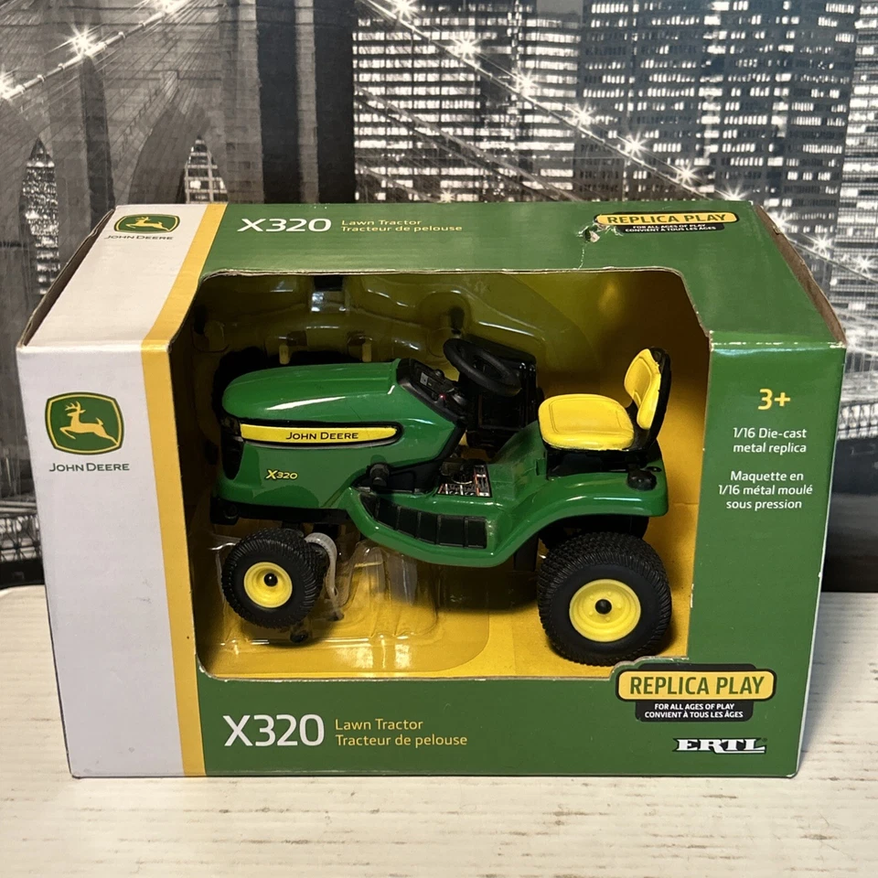 Tractor de césped John Deere Ertl 2018 escala 1/16 fundido a presión X320 con cortacésped nuevo en caja Foto 2 de 4