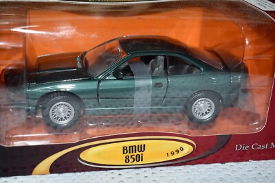Road Legends Signature 1990 BMW 850i Green 1:24 DieCast Car Model