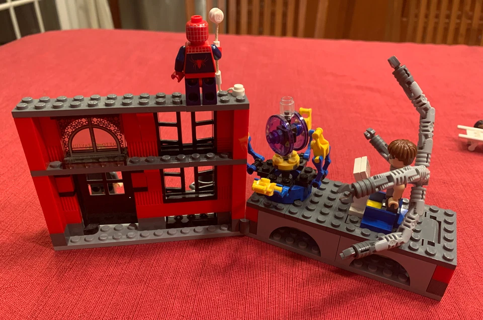 Lego 4857 spiderman 2 Doc Ock’s Fusion Lab. No Manual 99% Complete. Missing piec - Image 3 of 4