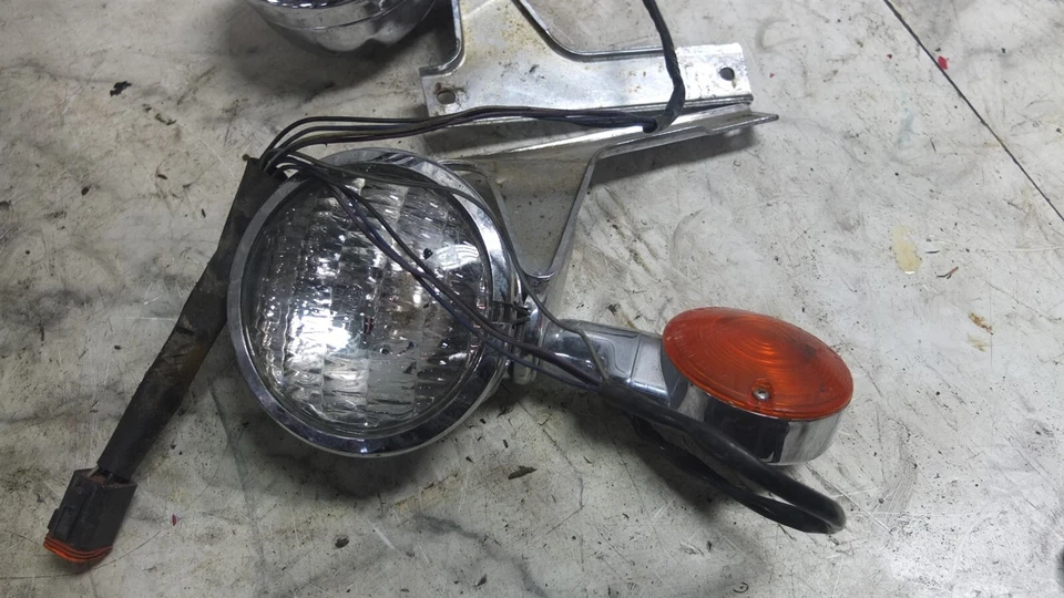 1996 Harley Davidson FLHT Electra Glide Front Headlights Head Lights Turn Signal - Image 3 of 4