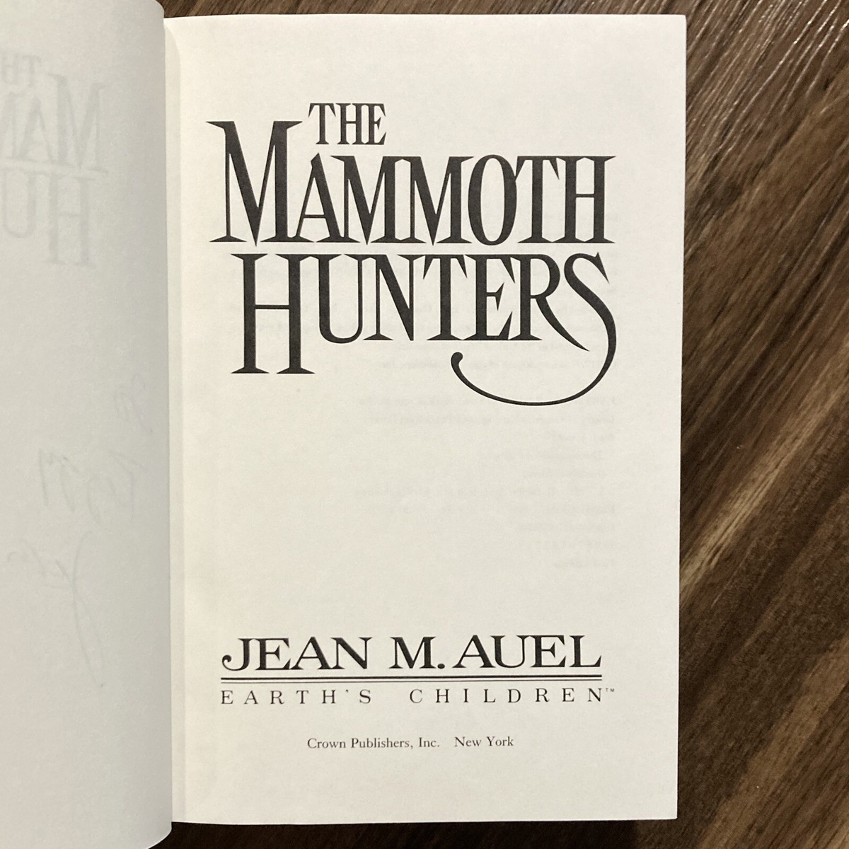 Signed* The Mammoth Hunters - Jean M. Auel (1st edition 1st print
