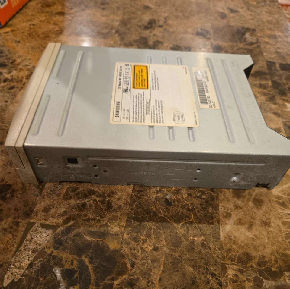 Samsung CD-Master 40E Model SC-140 CD-ROM IDE Drive Rounded Front NOT TESTED - Image 4 of 4