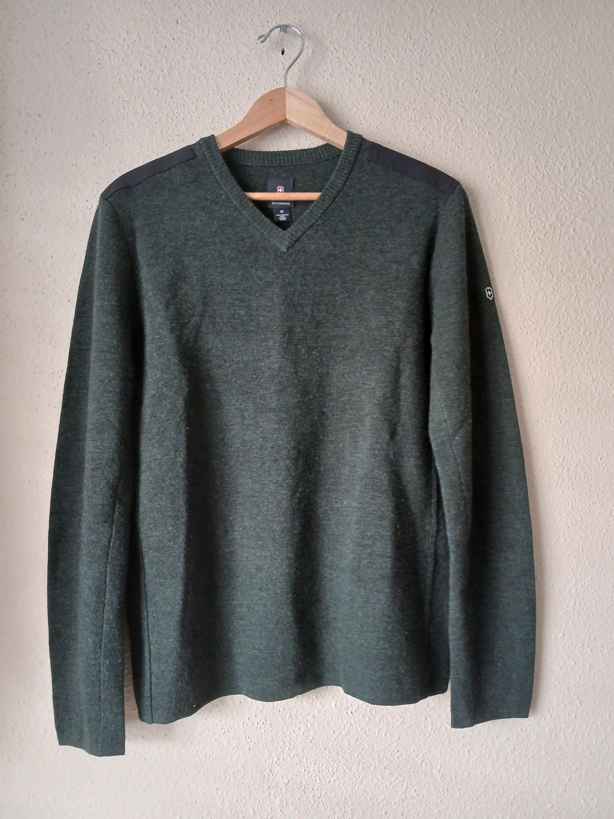 Victorinox Sweater Pullover Mens Medium Green Merino Wool V Neck Shoulder Patch