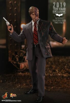  HOT TOYS   Two Face/Harvey Dent Toy Fair Exclusive 1/6 Figur 31cm hoch MMS546