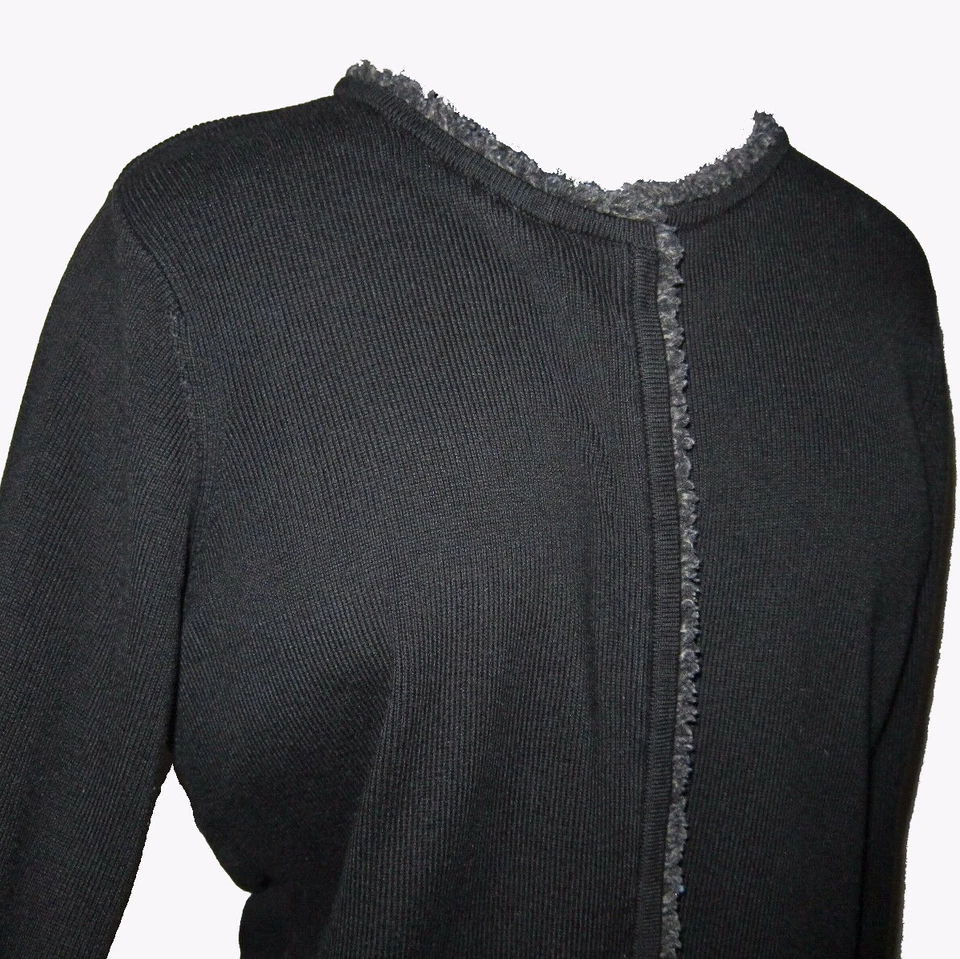Cardigã Villager Preto Pequeno M Suéter Antigo com Acabamento de Fio Cinza Shag Gancho e Olho - Imagem 2 de 4