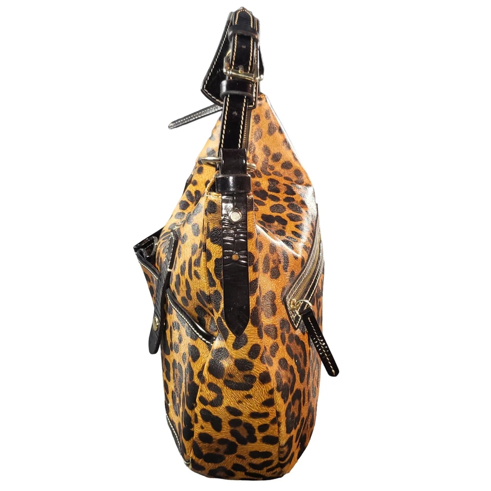 Bolso de Hombro Dooney & Bourke Estampado Safari Cuero Genuino Italiano Dije Diseñador Foto 3 de 4