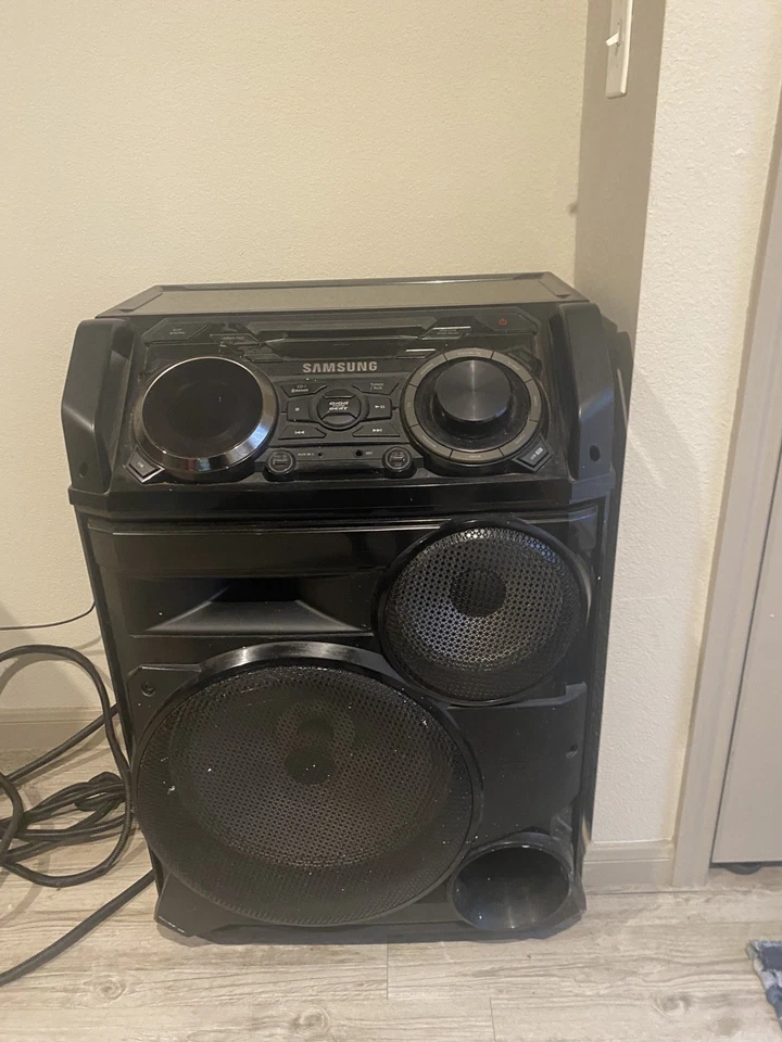 Sistema de sonido Samsung MX-HS8500 Giga 2.2 Bluetooth viene con dos estéreo grandes Foto 4 de 4