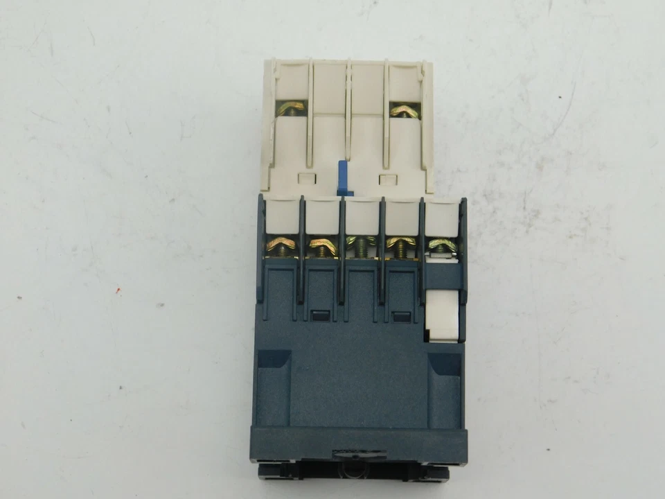 Telemecanique Circuit Breaker LC7K09 3 4/12ft7 220V LA1KN111 - Image 2 of 4