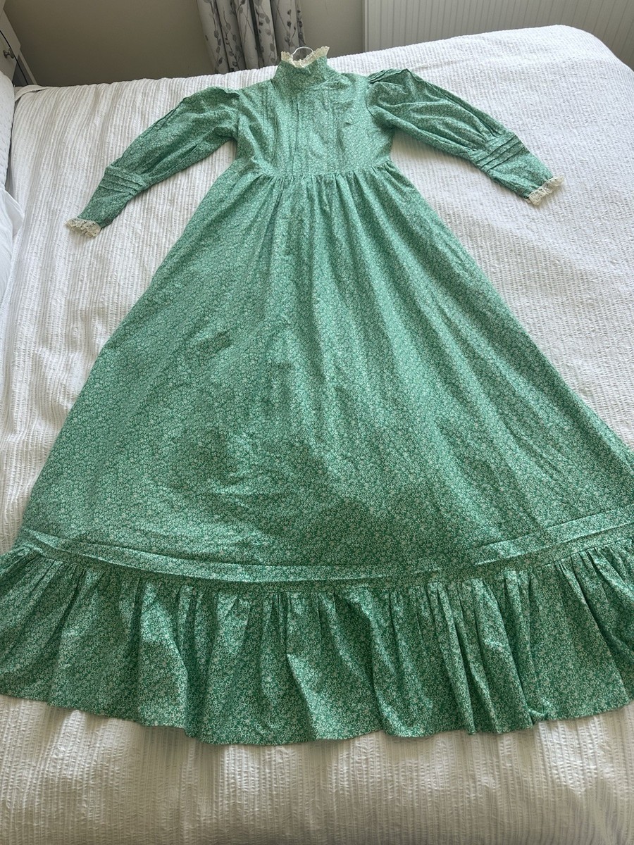 green emerald velvet dress Embroidered Appliqué Maxi Dress main image 0