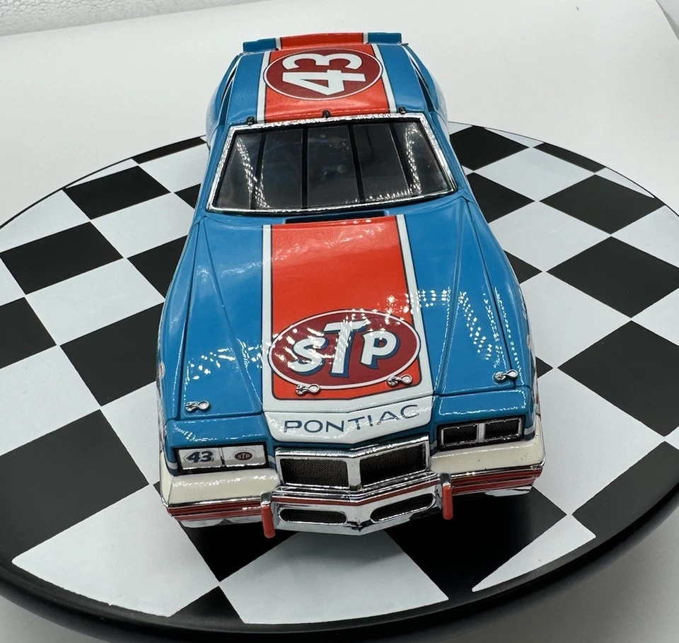 Franklin Mint 1:24 Richard Petty 1984 Pontiac Grand Prix 200 Wins Diecast NEW - Image 3 of 4