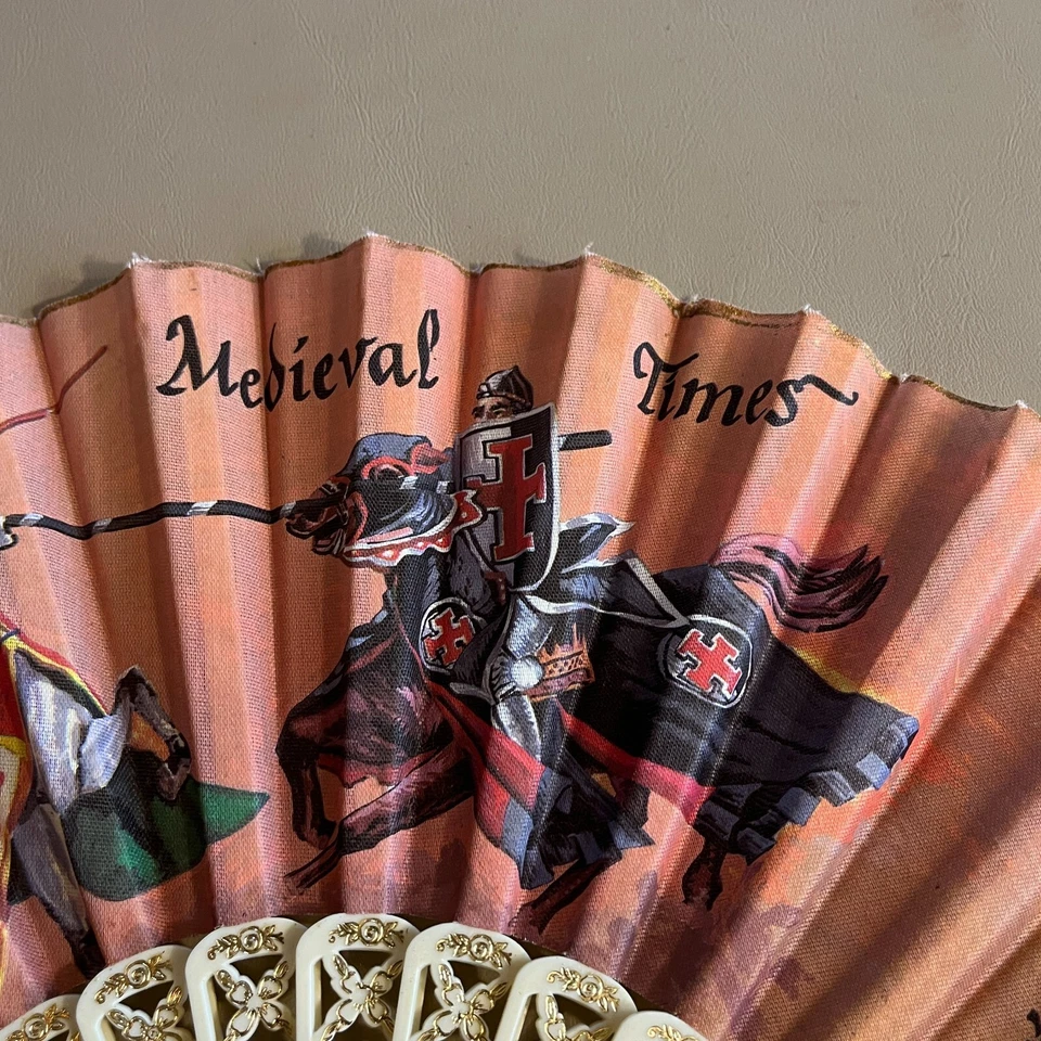 Antiguo abanico de mano vintage de plástico y lona plegable 1920-1930 época medieval España Foto 4 de 4