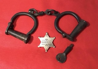 REPLICA OLD WEST HANDCUFFS AND BADGE