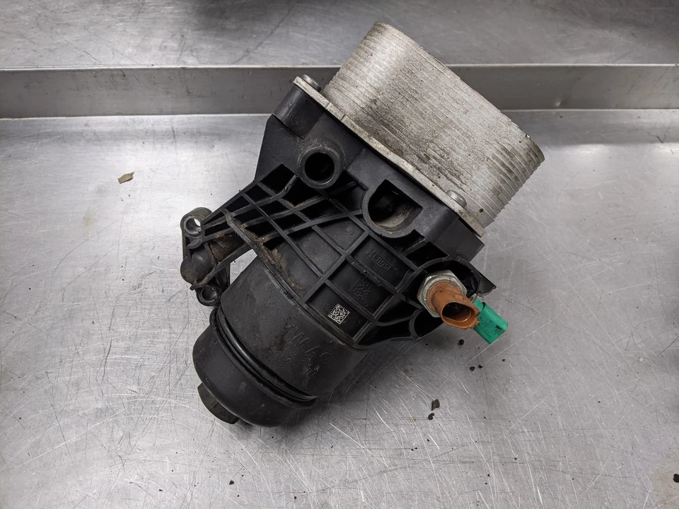 Carcasa del filtro de aceite del motor Volkswagen Golf 2.0 2015 04L115389A diésel CRUA Foto 4 de 4