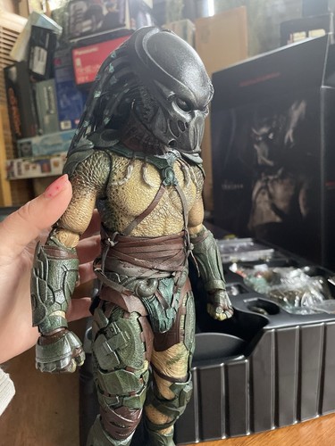! ¡En stock! Figura HotToys MMS147 Predators 1/6th Tracker Predator con sabueso - Imagen 10 de 24