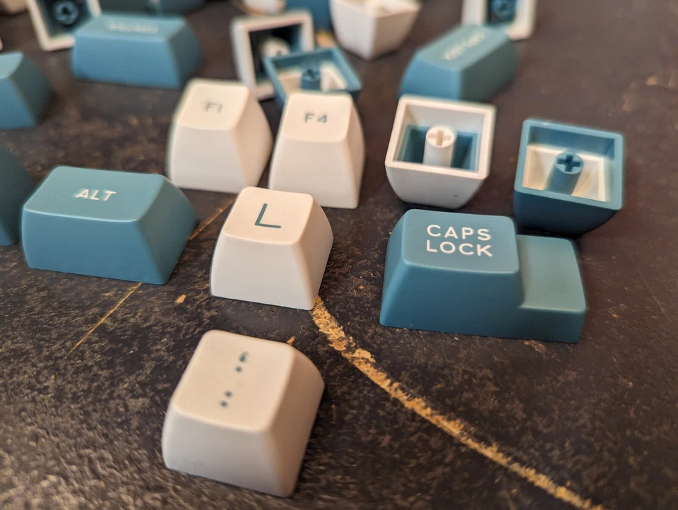 Double shot blue and white keycaps - Image 2 of 4
