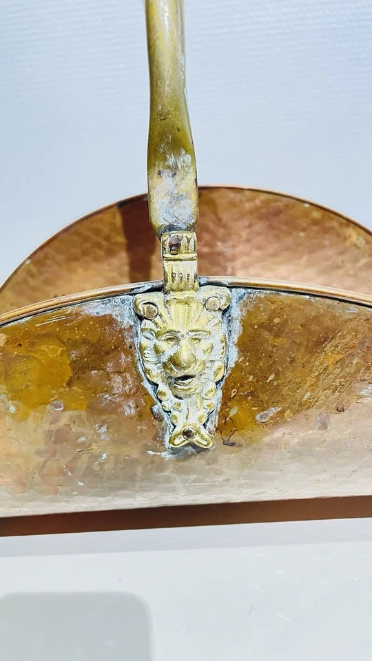 Ancien Panier Porte Bûches en Cuivre Têtes Pieds De Lion En Laiton Vintage 1940 - Photo 3/4