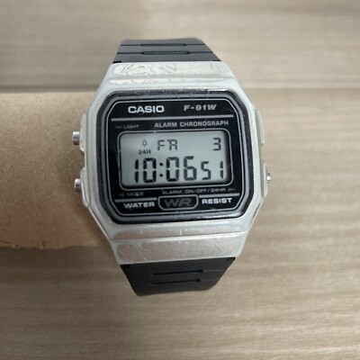 Vintage 1990s CASIO F-91W (593) Men's 35mm Digital Watch Silver