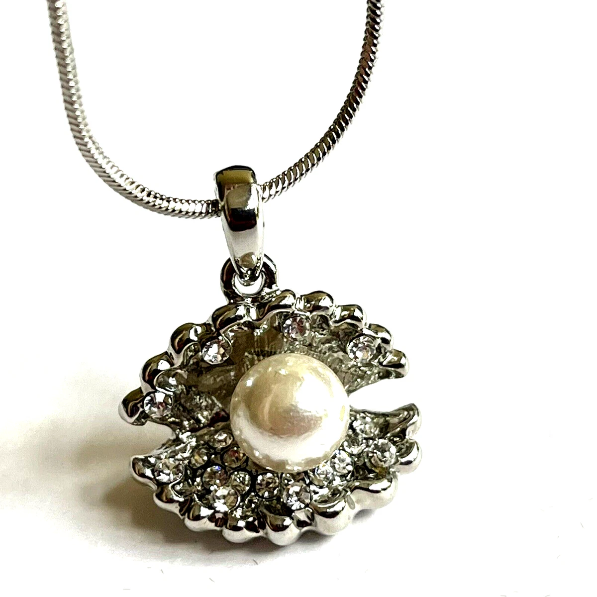 Clam shell outlet pearl necklace