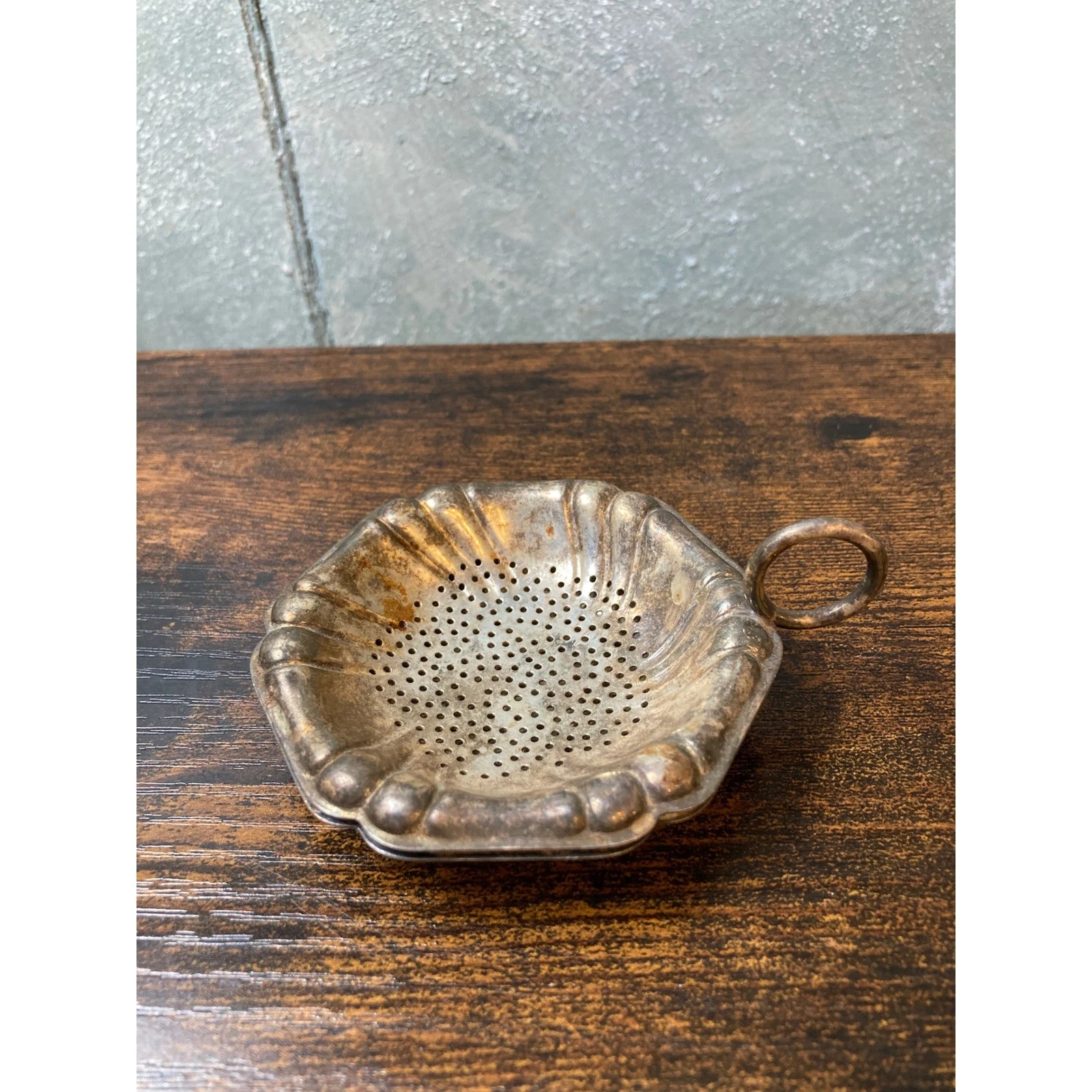 ALE Sweden Vintage Silverplated Tea Strainer with Drip Cup Scalloped Edge Set
Opens in a new window