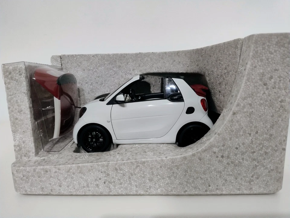 Smart Fortwo Cabrio 1:18  Norev  - Immagine 2 di 4