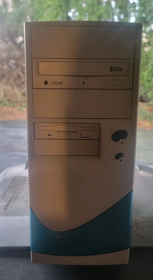 Vintage Baby AT Computer Tower Gehäuse mit Netzteil 50x CDROM Diskettenlaufwerk