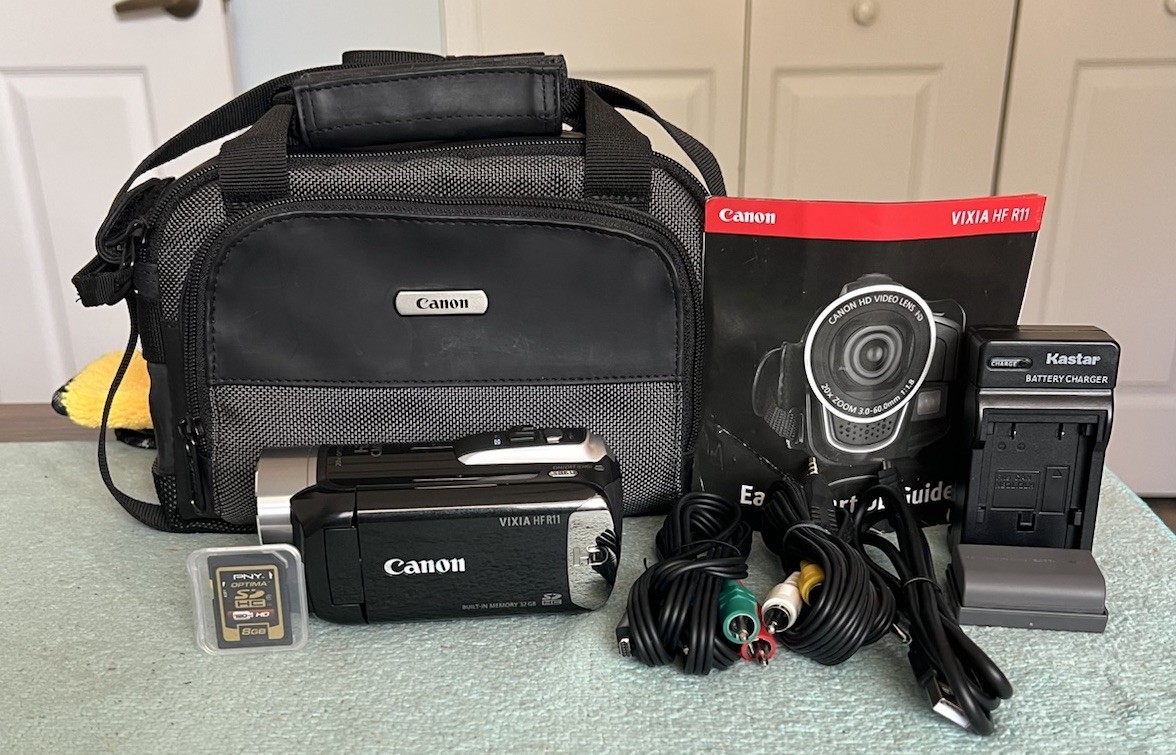 Canon　iVIS HF R11 Canon VIXIA HF R11 HD Camcorder (Black) 32GB Built-in Memory- 20x