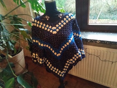 Glitzernder Poncho in den Farben Dunkelblau-Blau-Creme,Handmade,Unikat