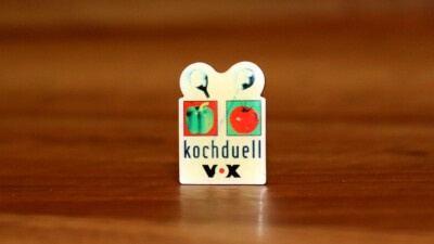 VOX Kochduell  Kochsendung/Spielshow Logo Rare Promo Anstecker Pin 