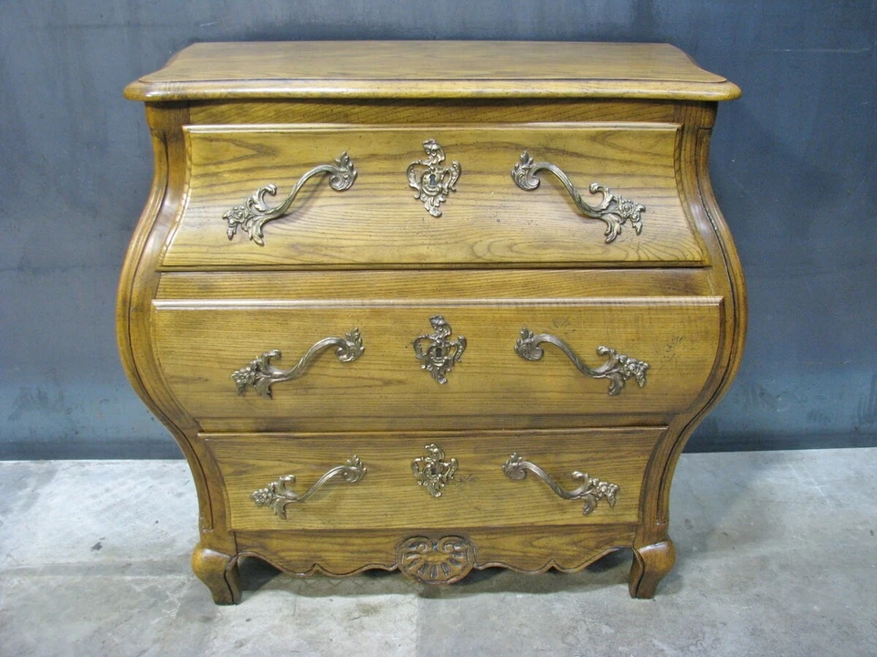 Mueble de panadero vintage bomba de roble francés de campo 3 cajones; herrajes rococó Foto 2 de 4