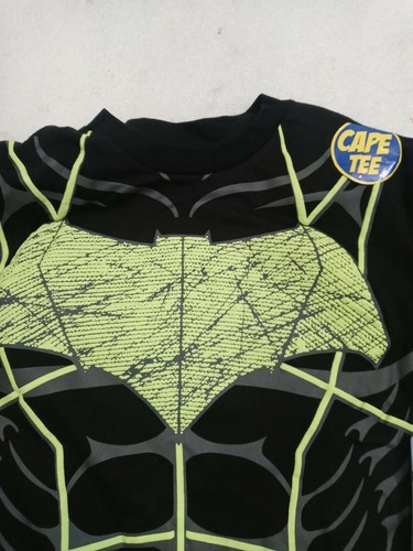 DC Comics Men's Black & Yellow Short Sleeve BATMAN Tee Shirt w/Cape **Medium** - Picture 3 of 7