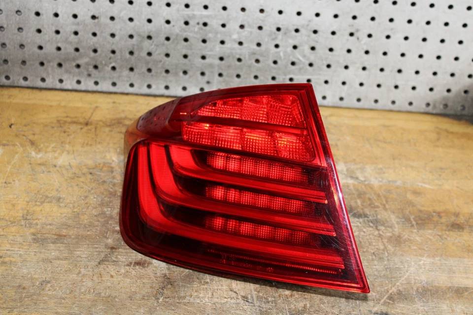 Lanterna traseira de LED lado esquerdo do motorista 2015 BMW 5 Series F10 528i 535i 550i fabricante de equipamento original - Imagem 2 de 4