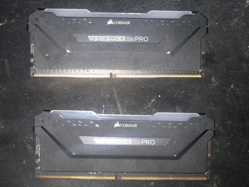 Corsair Vengeance RGB 16GB Kit DDR4-4000 CL19 (CMW16GX4M2K4000C19) - Bild 2 von 2