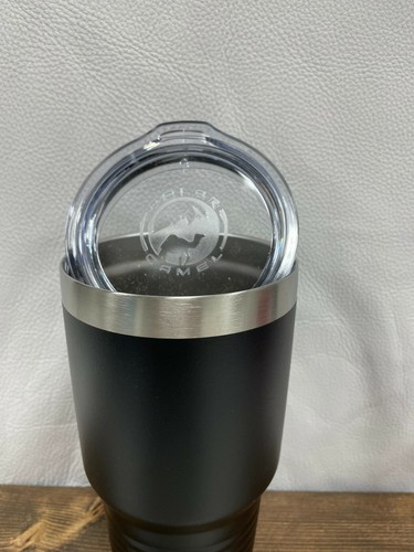 Tazas de viaje con logotipo misterioso de la colección Winston con doble aislamiento 30 oz se adapta a portavasos - Imagen 2 de 11